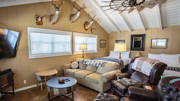 Een televisie, een open haard en een kantoor