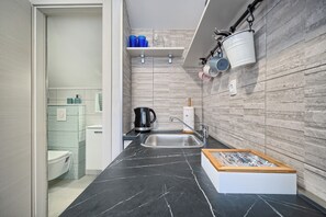 Kahden hengen perushuone, kaupunkinäköala | Yksityinen keittonurkkaus | Mikroaaltouuni, keittoastiat/astiat/ruokailuvälineet