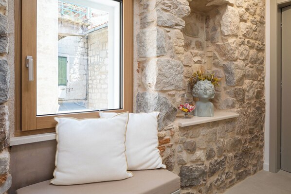 Phòng đôi Deluxe, quang cảnh thành phố | Két bảo mật tại phòng, khu vực làm việc phù hợp cho laptop