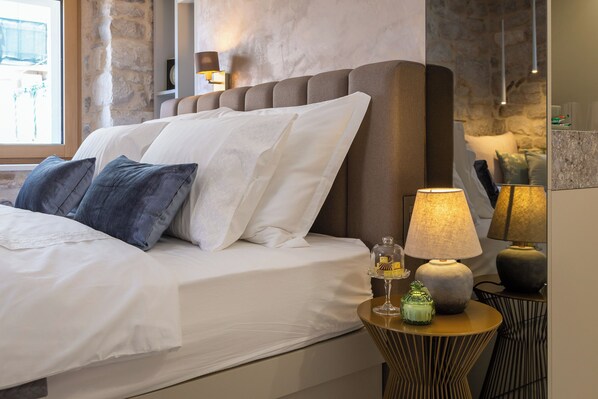 Kahden hengen deluxe-huone, kaupunkinäköala | Tallelokero huoneessa, kannettavalle tietokoneelle sopiva työtila