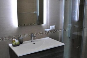 Shower, bidet, towels, soap - LEVANTE SALENTO - Granchio Verde: Double room (with third bed), balcony (Porto Cesareo)
