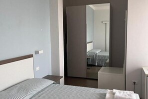 1 bedroom, WiFi, bed sheets - LEVANTE SALENTO - Granchio Verde: Double room (with third bed), balcony (Porto Cesareo)