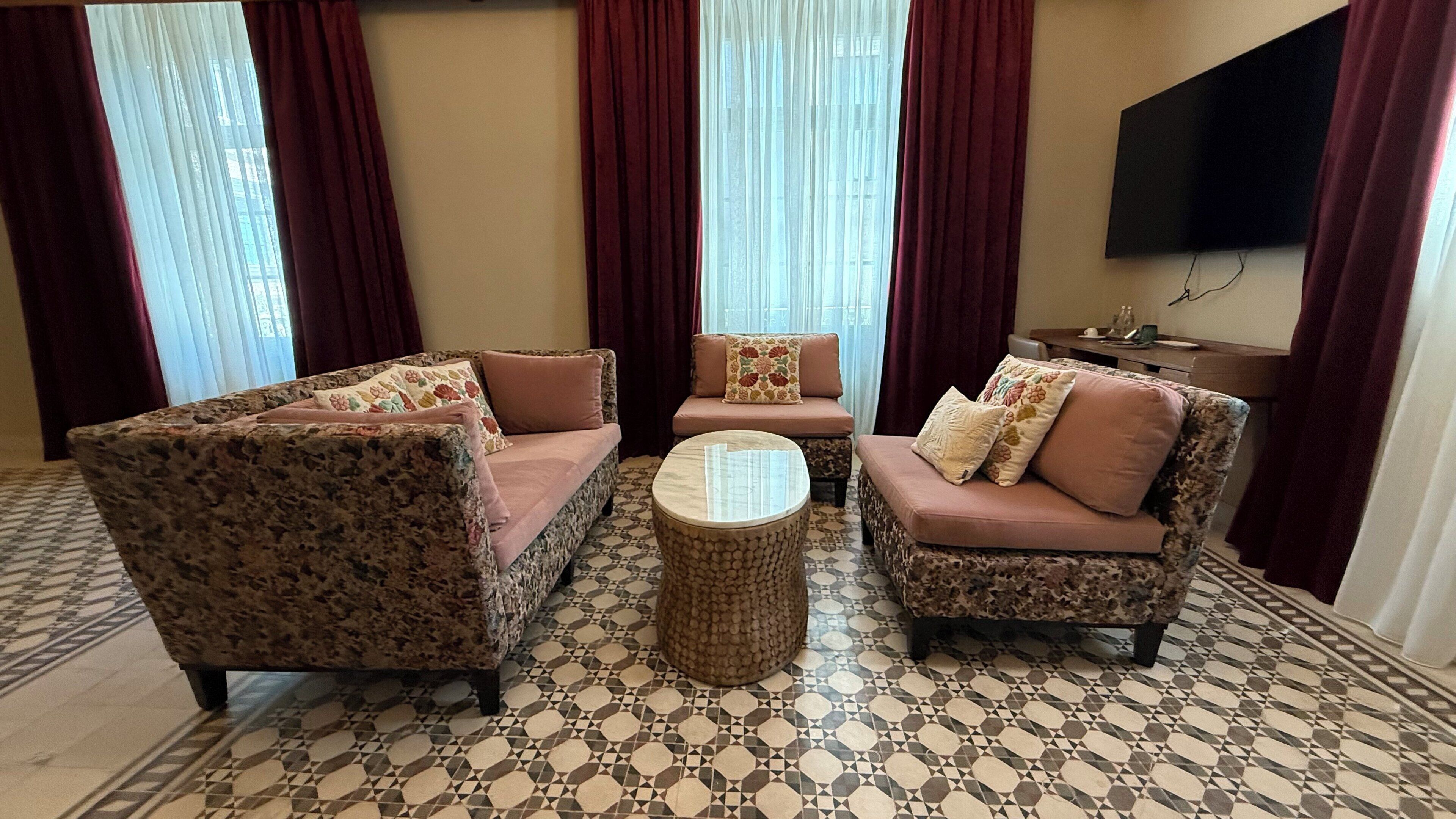 Suite estudio de lujo | Zona de estar | Smart TV de 55 pulgadas con canales por cable