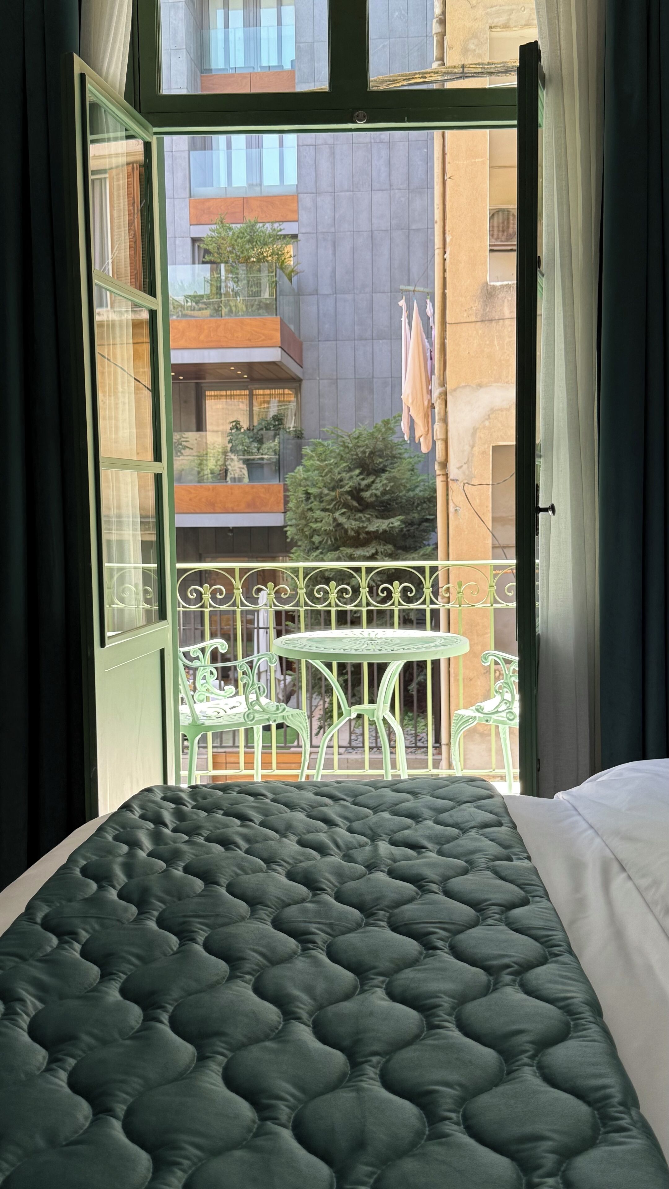 Kahden hengen deluxe-huone, 1 keskisuuri parisänky, parveke, kaupunkinäköala | Terassi/patio