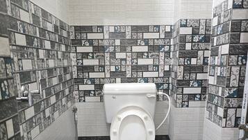 Combined shower/bathtub, free toiletries, slippers, towels