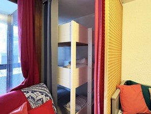 Room - Studio for 5 with balcony and high chair (Les Orres)