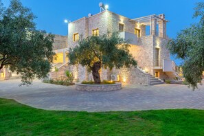 Vil·la | 6 dormitoris, escriptori i habitacions insonoritzades