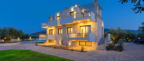 6 bedrooms, desk, soundproofing