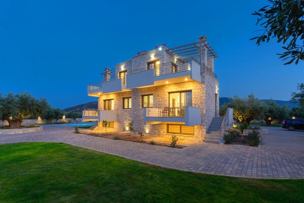 Villa | 6 bedrooms, desk, soundproofing