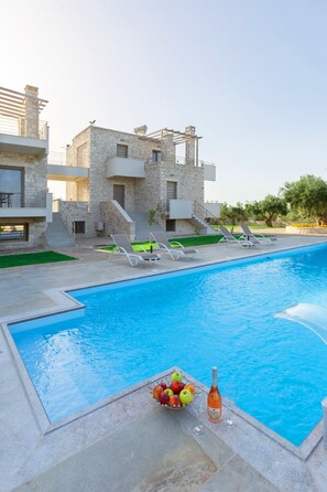 Villa | 6 bedrooms, desk, soundproofing