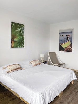 4 bedrooms, iron/ironing board, WiFi, bed sheets