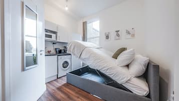 Standard Studio | Desk, laptop workspace, iron/ironing board, free WiFi