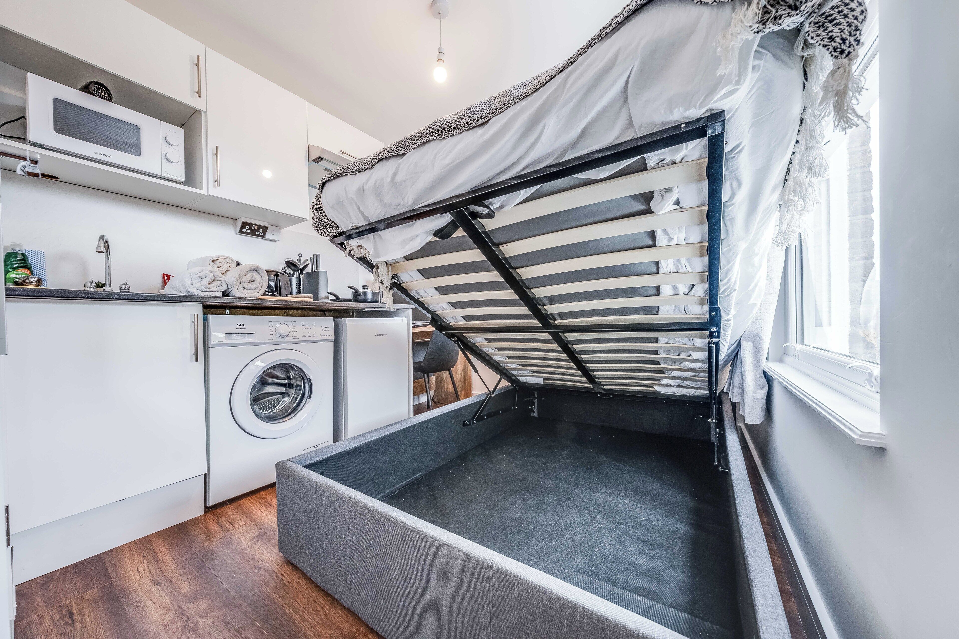 Desk, laptop workspace, iron/ironing board, free WiFi