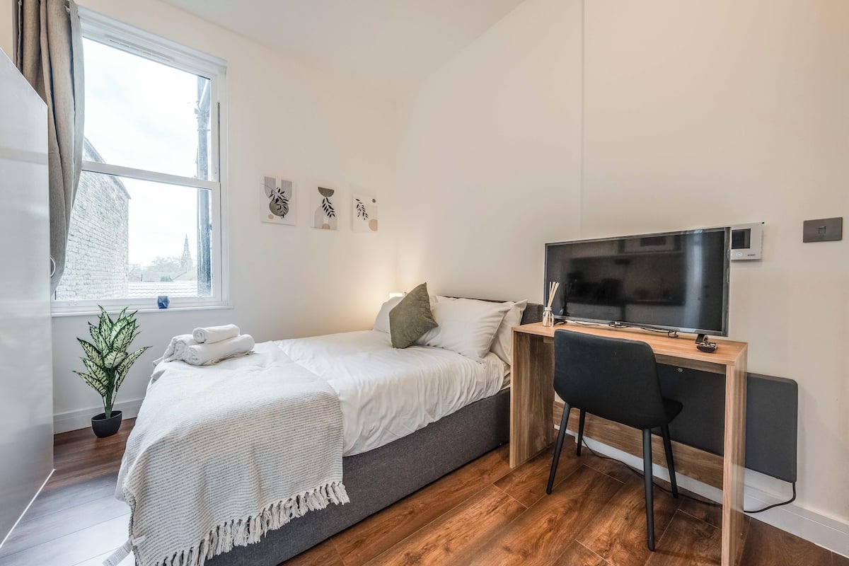 Standard Studio | Desk, laptop workspace, iron/ironing board, free WiFi