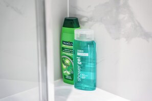 Studio tiện nghi đơn giản | Phòng tắm | Buồng tắm vòi sen, đồ dùng nhà tắm miễn phí, máy sấy tóc, khăn tắm 