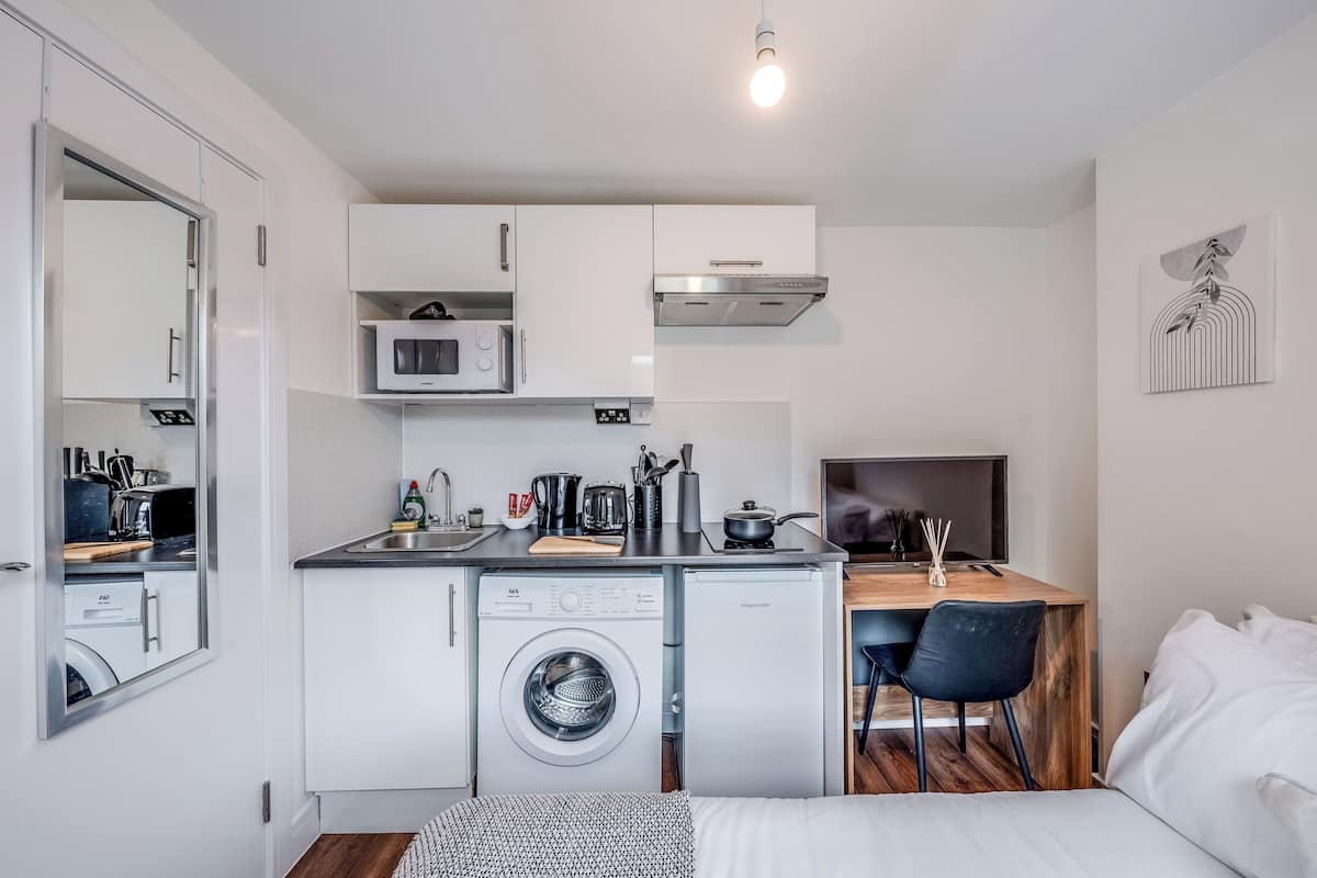 Comfort Studio | Desk, laptop workspace, iron/ironing board, free WiFi