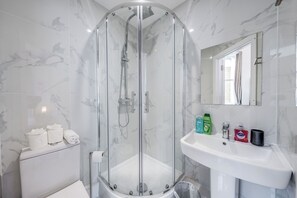 Superior-Studio | Badezimmer | Dusche, kostenlose Toilettenartikel, Haartrockner, Handtücher