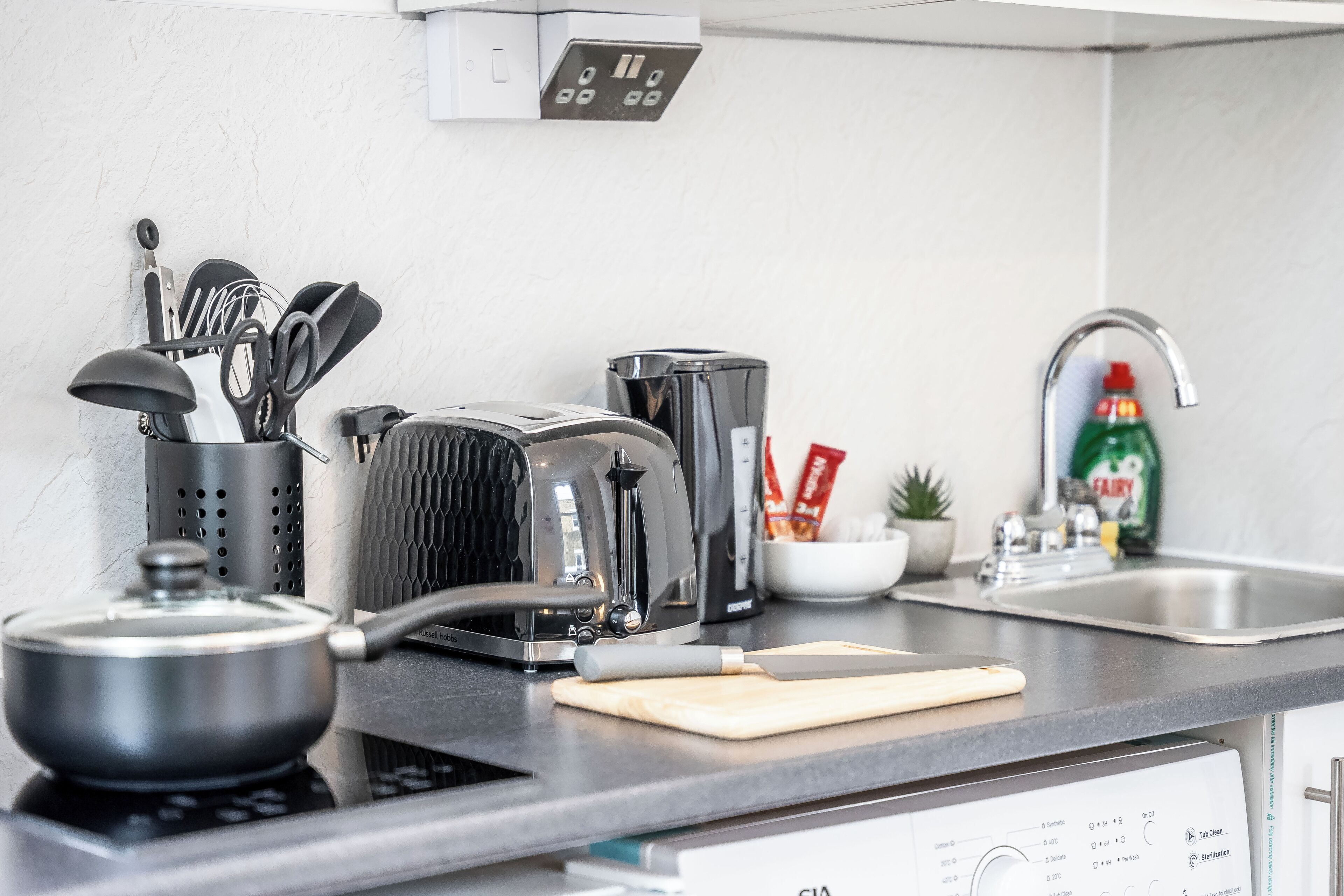 高级开间 | 私人厨房 | 迷你冰箱、微波炉、炉灶、厨具/餐具