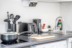 Superior Studio | Private kitchen | Mini-fridge, microwave, stovetop, cookware/dishes/utensils - Camberwell High Spec 6-Studio Unit Block (London)