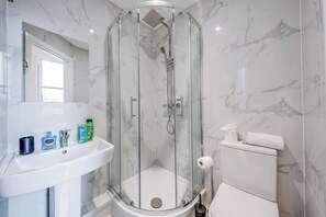 Premier-studio | Kylpyhuone | Suihku, ilmaiset hygieniatuotteet, hiustenkuivaaja, pyyhkeet