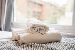 Comfort Studio | Desk, laptop workspace, iron/ironing board, free WiFi - Camberwell High Spec 6-Studio Unit Block (London)