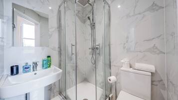 Studio Standar | Kamar mandi | Shower, perlengkapan mandi gratis, pengering rambut, dan handuk