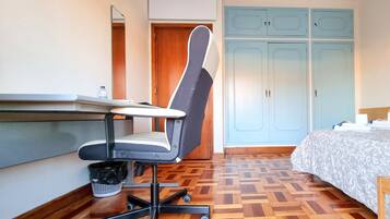 1 habitación, escritorio, tabla de planchar con plancha y wifi