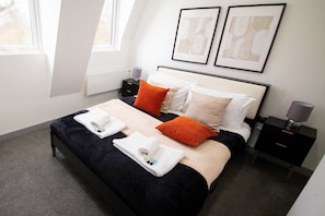 2 bedrooms, desk, iron/ironing board, WiFi - Spacious 2 Bedroom Apartment in Central Preston (Preston)