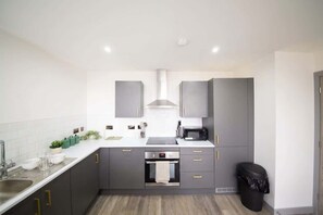 Fridge, microwave, oven, stovetop - Stylish 2BR Apartment Near Preston City Centre (Preston)