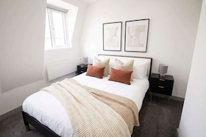 2 bedrooms, desk, iron/ironing board, WiFi - Stylish 2BR Apartment Near Preston City Centre (Preston)
