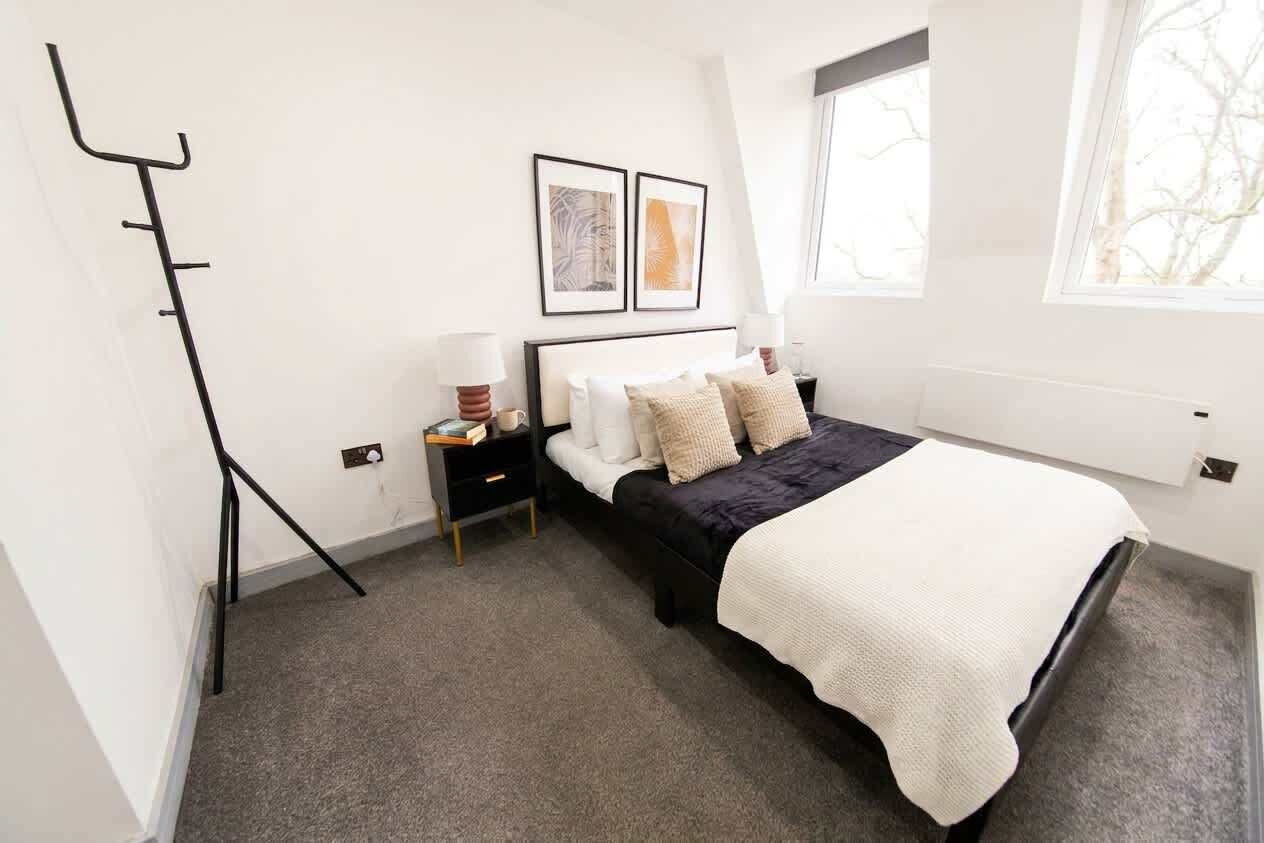 2 bedrooms, desk, iron/ironing board, WiFi