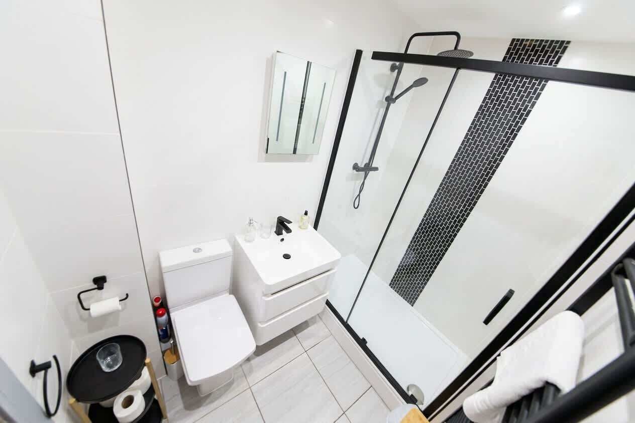 Shower, free toiletries, hair dryer, towels