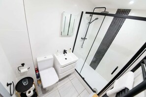Shower, free toiletries, hair dryer, towels - Stylish 2BR Apartment Near Preston City Centre (Preston)