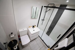 Dusche, Haartrockner, Handtücher