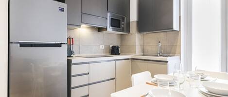 Réfrigérateur, micro-ondes, plaque de cuisson, cafetière/bouilloire