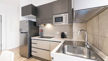 Frigorifero, microonde, piano cottura, macchina per tè/caffè