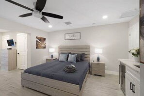 3 Schlafzimmer, Schreibtisch, Bügeleisen/Bügelbrett, Reisekinderbett