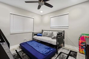 3 soverom, skrivebord, strykejern/-brett og reiseseng for barn