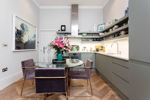 Dining - Gateway to Notting Hill, by Veeve (London)