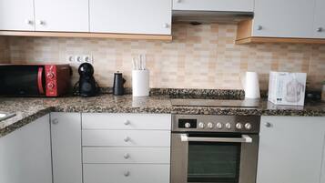 Een koelkast, een magnetron, een oven, een broodrooster