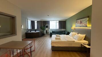 Habitación panorámica doble, 1 habitación, vistas a la ciudad | Espacio para trabajar con un portátil, wifi gratis, ropa de cama