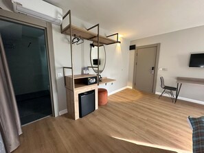 Espacio para trabajar con laptop, wifi gratis y ropa de cama