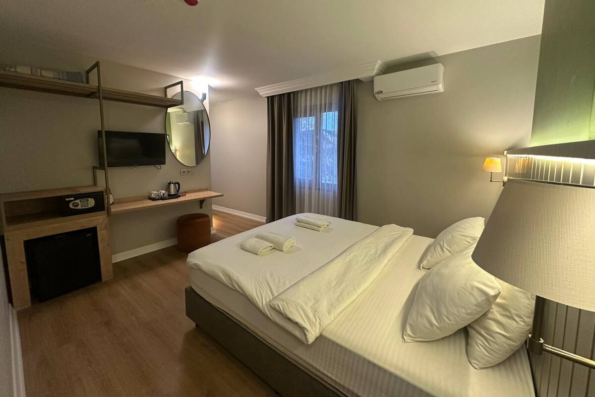 Suite de luxe, vistes a la ciutat | Caixa forta a l'habitació i espai de treball apte per a portàtils 