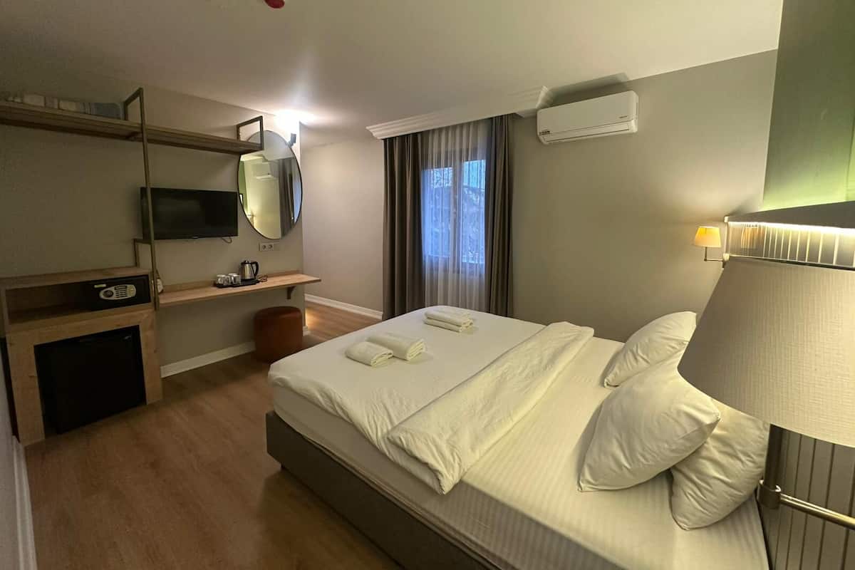 Luksussuite, byutsikt | Safe på rommet, skrivebord for bærbar PC og strykejern/-brett