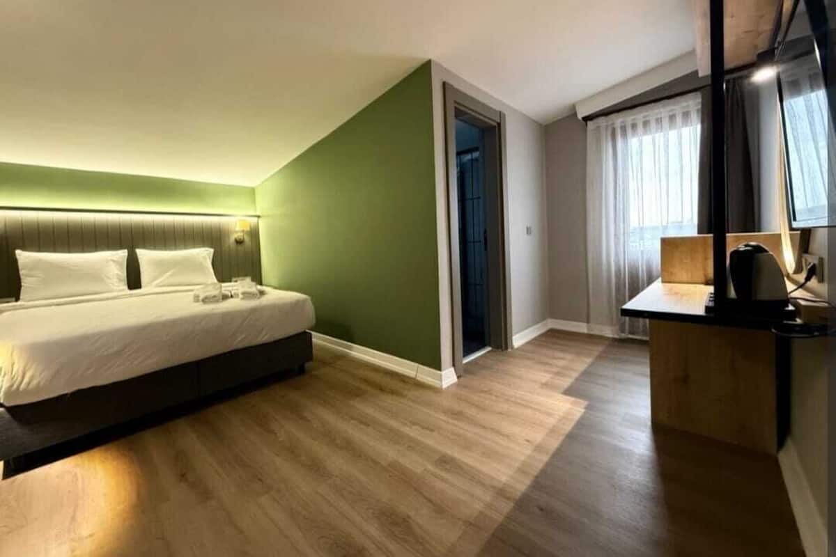 Luxury Suite, City View | 1 bedroom, laptop workspace, free WiFi, bed sheets