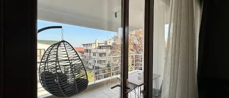 Kolmen hengen businesshuone, 3 yhden hengen sänkyä, kaupunkinäköala | Näkymä kaupungille