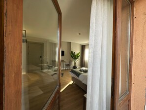 都會三人房, 露台, 城市景 | 房內夾萬、手提電腦工作空間、隔音、熨斗/熨衫板