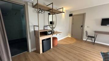 Habitación triple City, balcón, vistas a la ciudad | Espacio para trabajar con un portátil, wifi gratis, ropa de cama