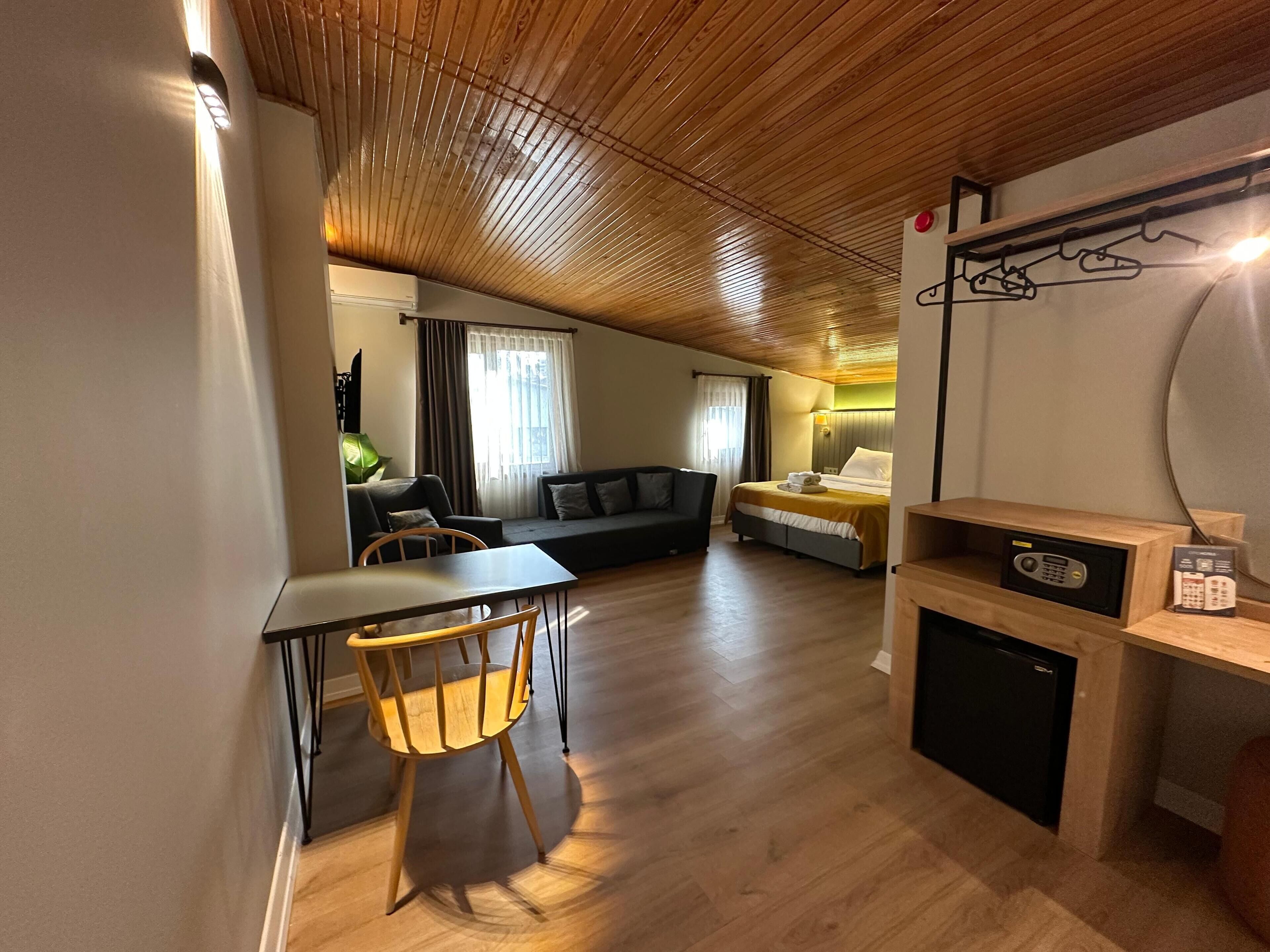 Comfort Double Room | In-room safe, laptop workspace, iron/ironing board, free WiFi