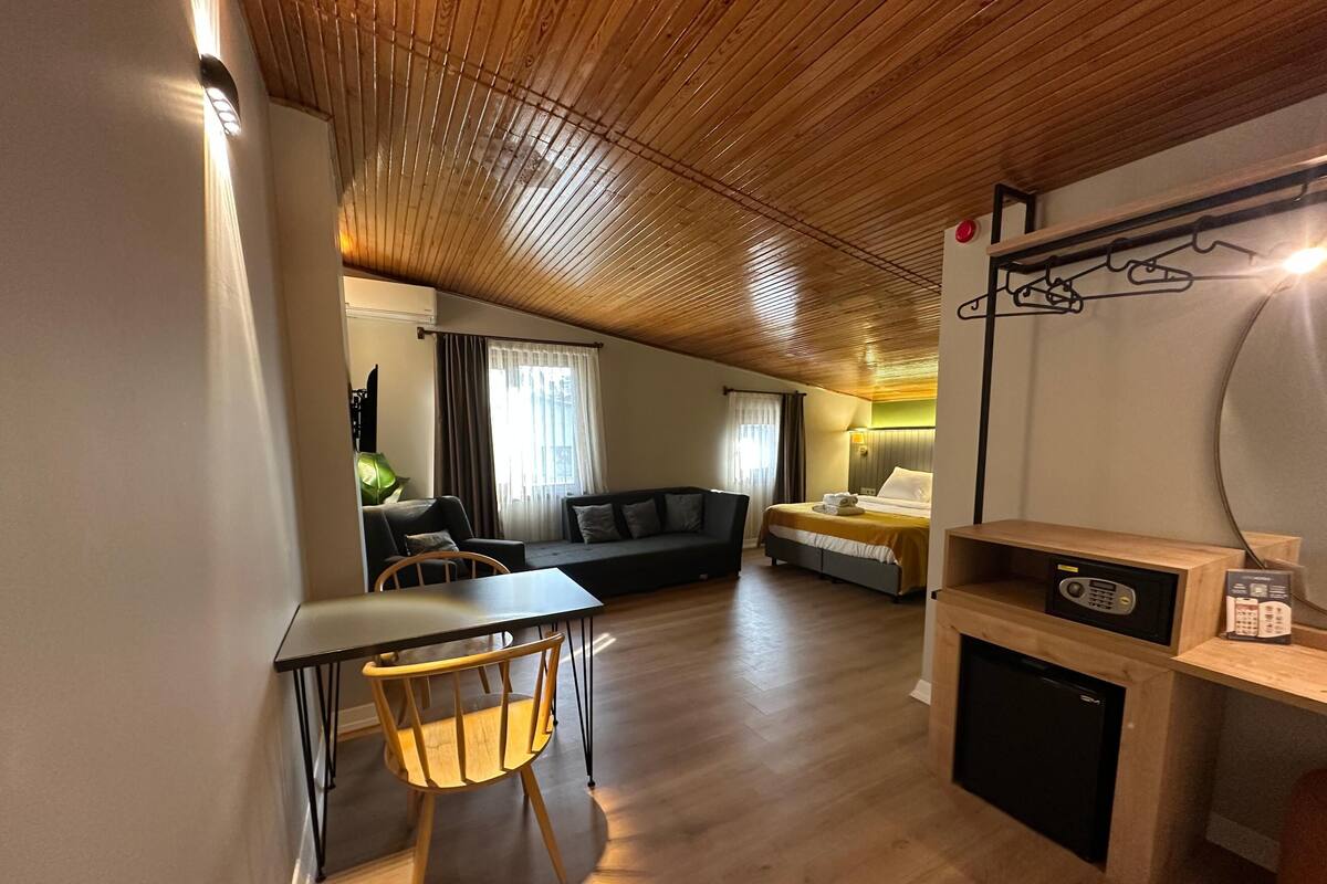 Habitació doble Comfort | Caixa forta a l'habitació i espai de treball apte per a portàtils 